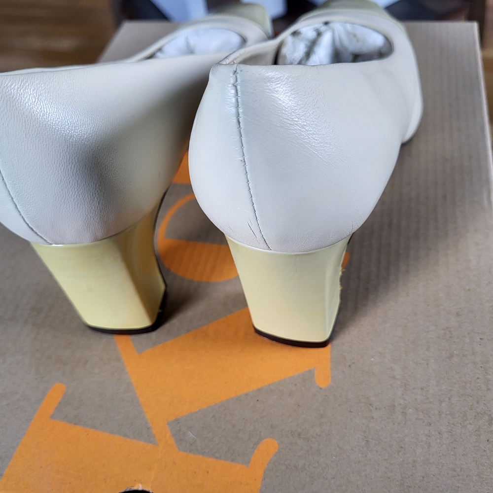 Etienne Aigner Cream and Light Yellow Leather Pointed Toe Pumps - Picture 2 of 4